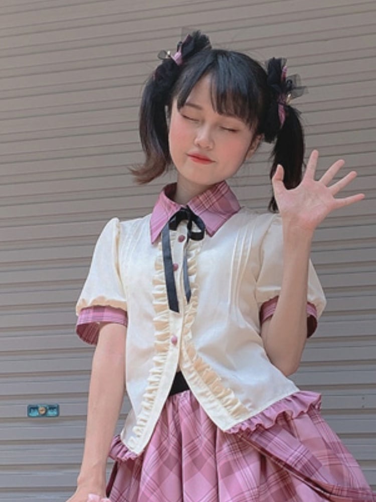 コントラストピンクのチェック柄トリム、ベージュのアイドルロリータブラウス、後ろにレースアップディテール
