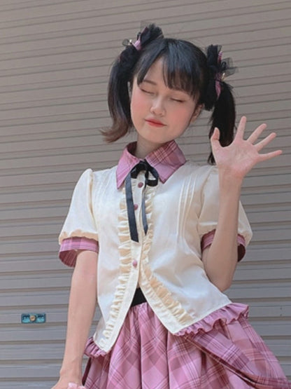 コントラストピンクのチェック柄トリム、ベージュのアイドルロリータブラウス、後ろにレースアップディテール
