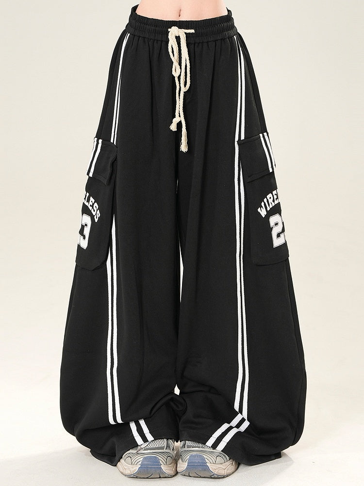 数字をあしらったブラックワイドレッグパンツ、ポケット付きレターカーゴカットプリント、ほろ苦い