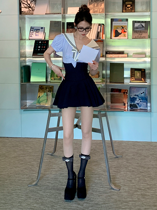 Gemusterte Kalbssocken mit Polka-Dots in Schwarz/Weiß mit Schleife