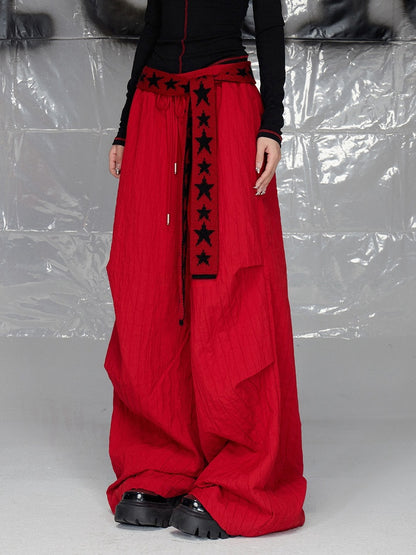 Rote Hose mit weitem Bein