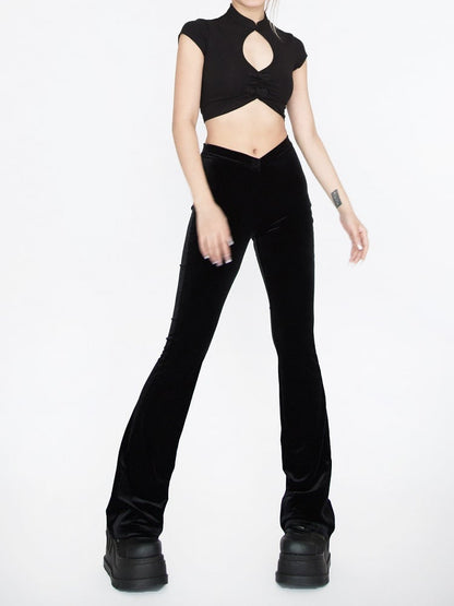 Glamouröse Schlaghose aus schwarzem Samt mit spitzem Bund