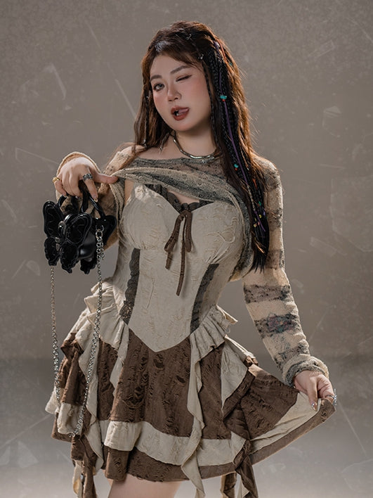 Plus Size Camisole-Kleid mit baskischer Taille und kaskadierenden Rüschen im Used-Look, Ödland-Punk-Stil, braune Löcher