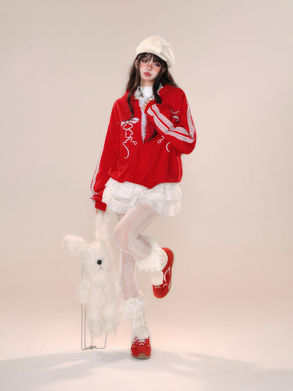 Roter Kapuzenpullover mit Schleifenstickerei und Schnürung