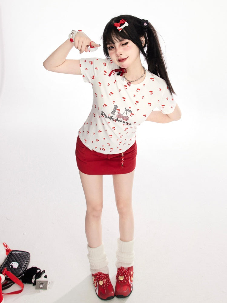 ホワイト オールオーバー チェリープリント ラインストーン レター Tシャツ