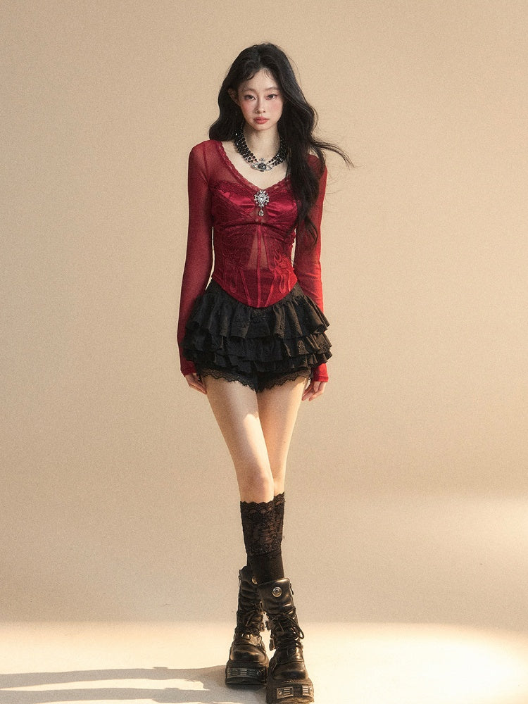 Rotes Top mit V-Ausschnitt und glamouröser Schmetterlingsstickerei mit Strassverzierung