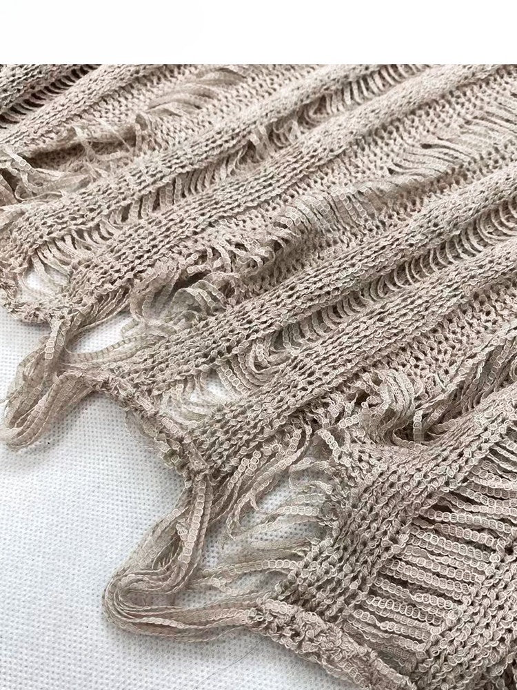 Khakifarbenes Millard-Oberteil mit Schmetterlingsausschnitt und modischen Details