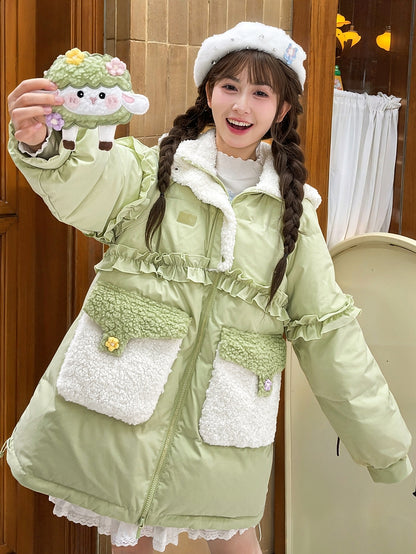 Grüner süßer Daunenmantel mit Kapuze und Rüschenbesatz