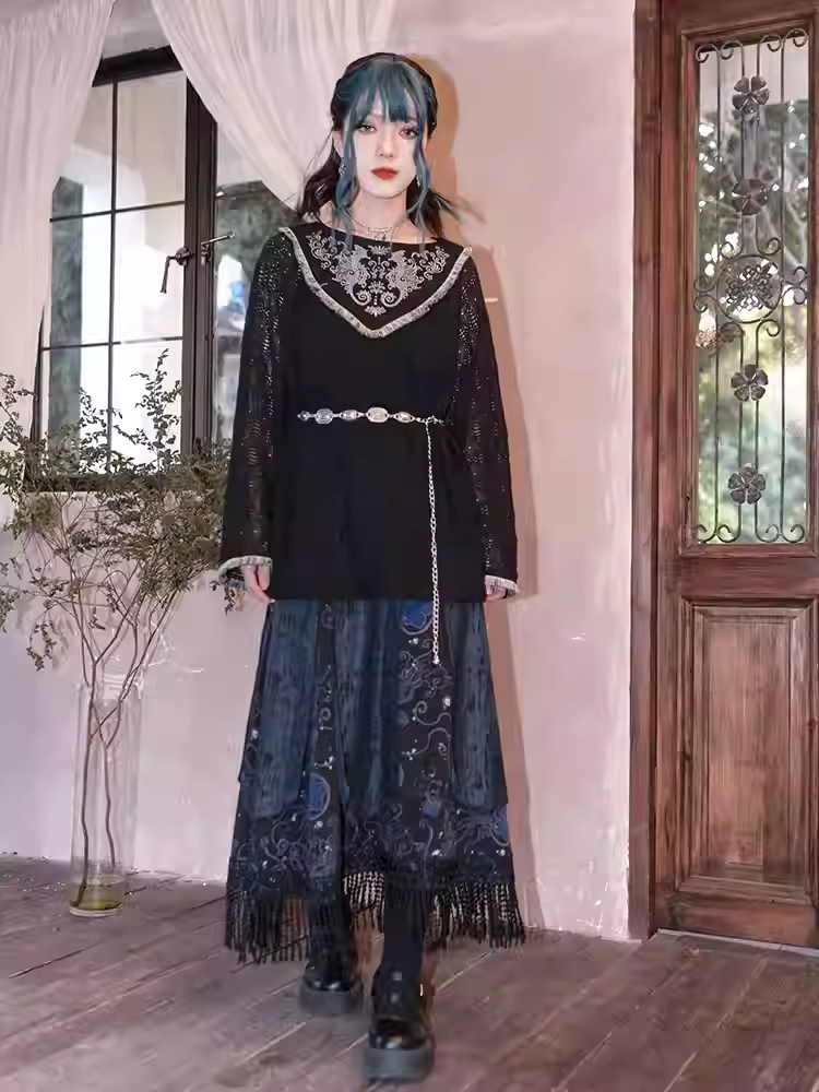 Stil: Ausgehöhlter Cheongsam mit schwarzem Saum, Spitzenoberteil, Quaste, Seepferdchen- und Korallenstickerei