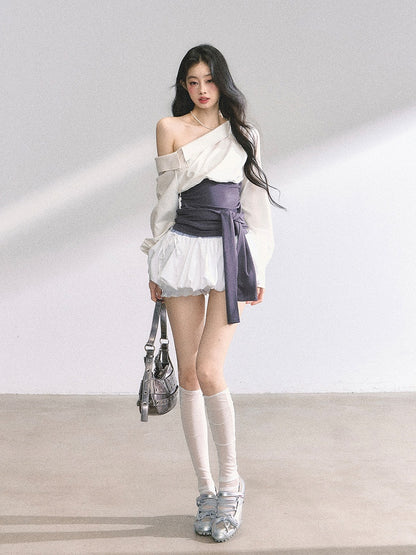 Beiges Hemd mit asymmetrischem Ausschnitt und lila Korsettgürtel