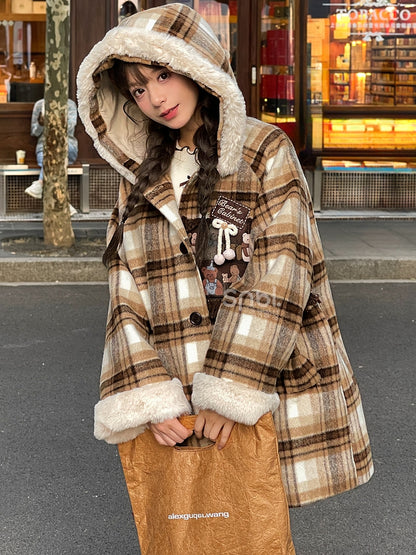 Brauner Wollmantel mit süßer Bären-Applikation und karierter Kapuze, lange Version