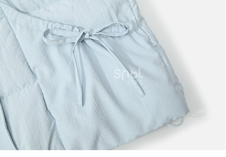 ブルーのキュートなラムアップリケの蝶結びディテールフード付きダウンコートロングバージョン