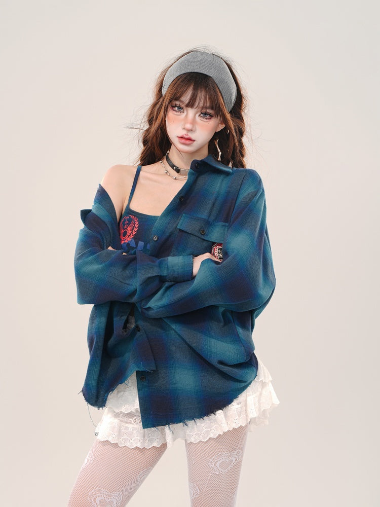 ブルーのチェック柄シャツとインナーキャミソール