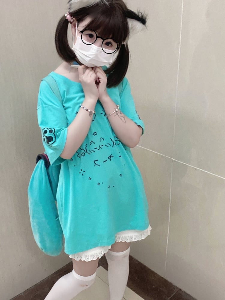 ホワイトグリーングラフィックTシャツ