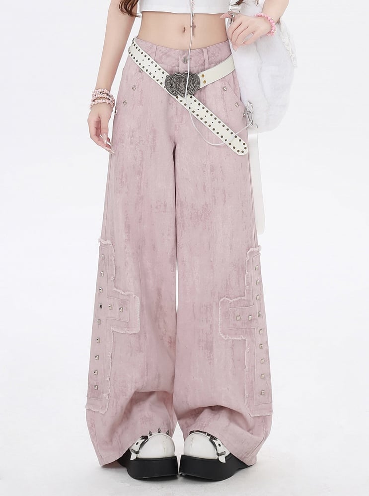 Rosa Jeans mit niedriger Taille und weitem Bein, Nieten und leichten Kreuzapplikationen