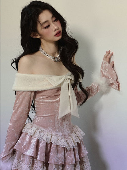 Rosafarbenes, schulterfreies Samtkleid mit Schleifendetails, gestuftem Rüschenrock