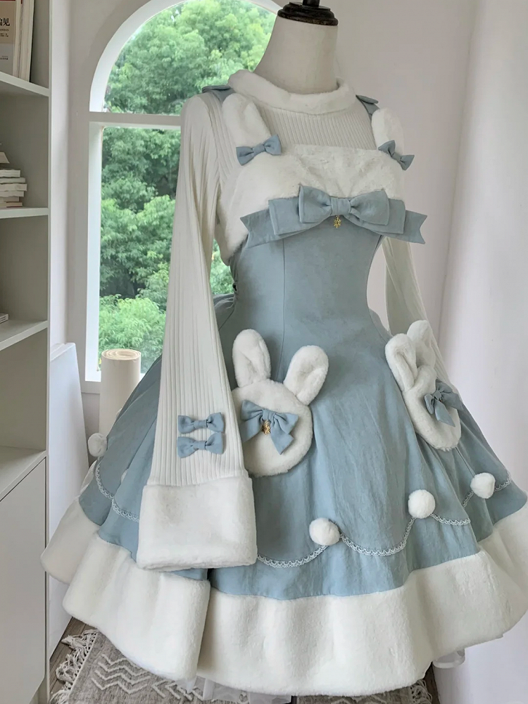 ホワイトのプラッシュネックラインとカフスの長袖ニットトップス