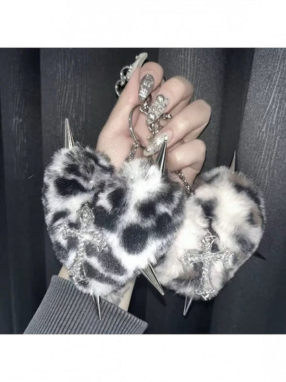 Porte-clés cœur en peluche Y2K avec pics croisés - Kiwi Store