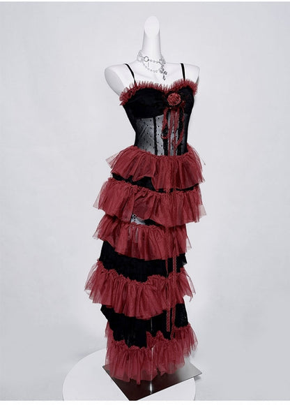 Schwarz-rotes Gothic-Set – Cami-Top + Spitzen-Bolero mit Glockenärmeln + Stufenrock mit Perlenkette und Schnürdetail