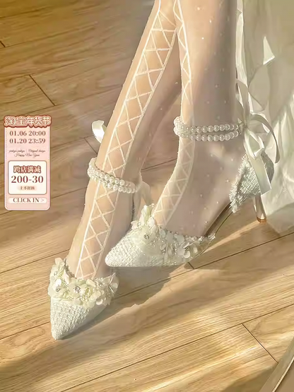 ベージュのポインテッドトゥ、花柄ハイヒール（ビーズチェーン付き）