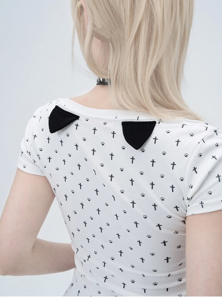 猫の足跡プリント、猫耳ゴシック、背中に白い十字架のディテールTシャツ、オールオーバーパステル