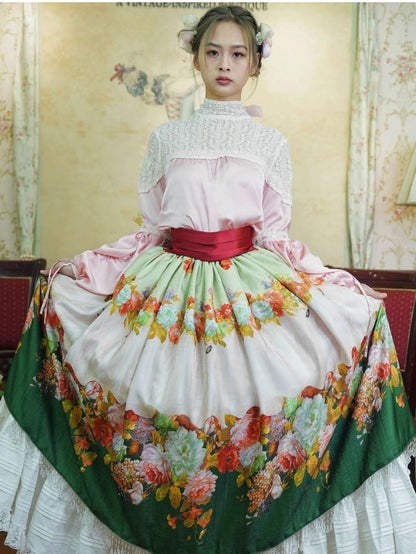 Pinke Poet-Bluse, grüner Rock mit Kristallquaste und Blumenmuster