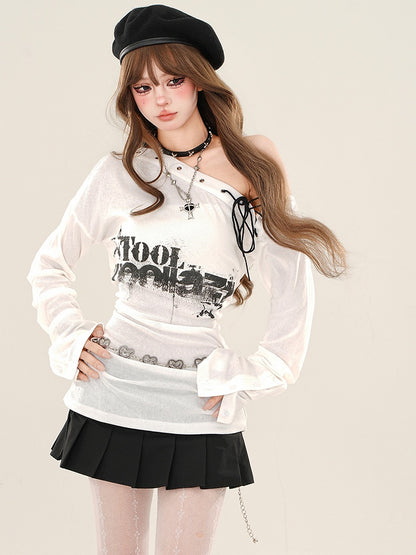 Weißes, halbtransparentes Top mit asymmetrischem Ausschnitt und Schnürdetail