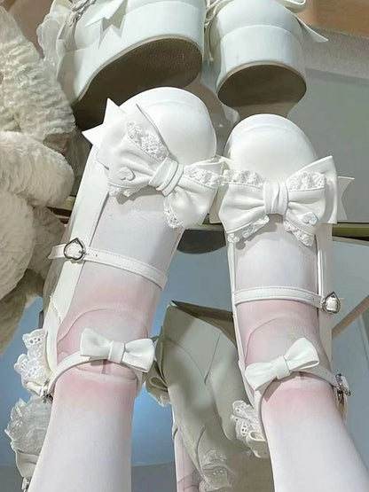 Lolita-Akzente mit Schleife und Weiß mit Mary-Stickerei, mehrschichtiger Plateau-Absatz und Spitze