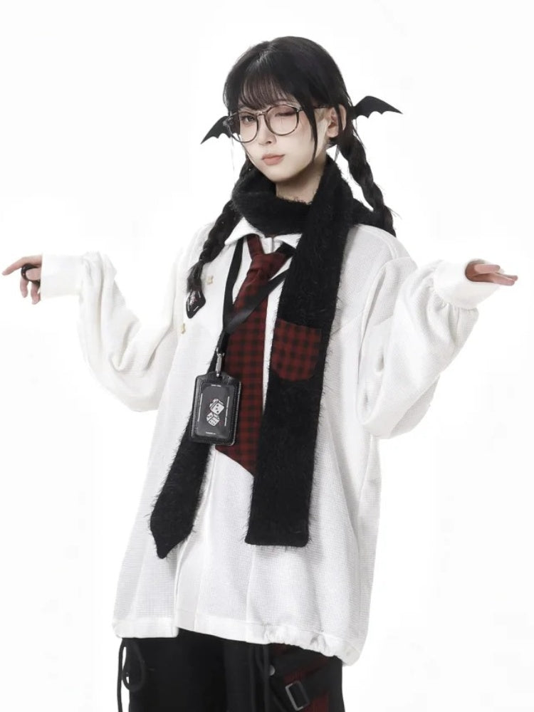 Grauer Schal mit rotem Karomuster