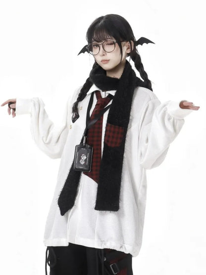 Grauer Schal mit rotem Karomuster