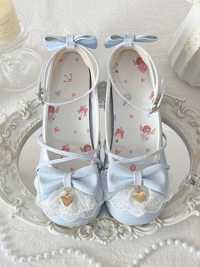 Charm-Schleifenbesatz oben, kreuz und quer, Baby-Design, blaues Spitzenherz