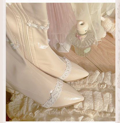 ベージュのポインテッドトゥ、レースとビーズのチェーンブロックヒール、ニーハイブーツ