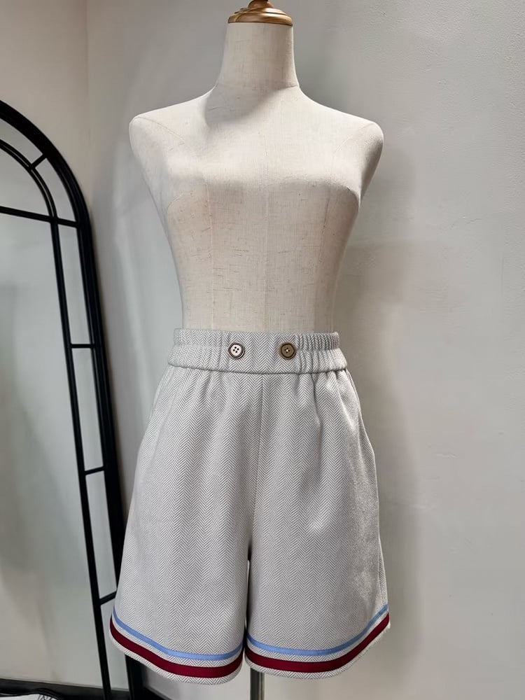 Beigefarbene Shorts mit Ouji-Seemann-Motiv und Kontrastbesatz