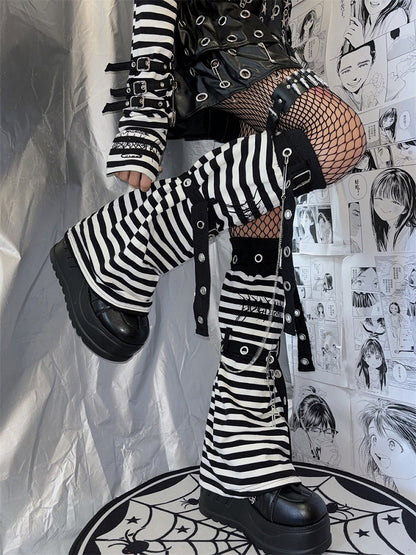 黒と白のストライプとクロスチェーンのパンクレッグウォーマー