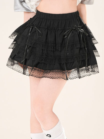 伸縮性のあるウエスト、蝶結びのディテール、ホワイト/ブラックのレーストリム、ティアードスカート