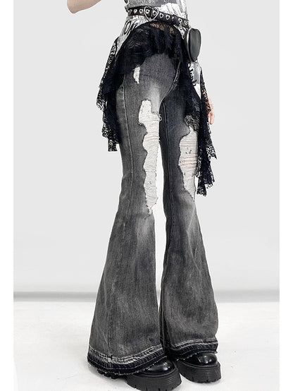 ほろ苦いグレーのダメージ加工ディテールフレアジーンズホールシルエット