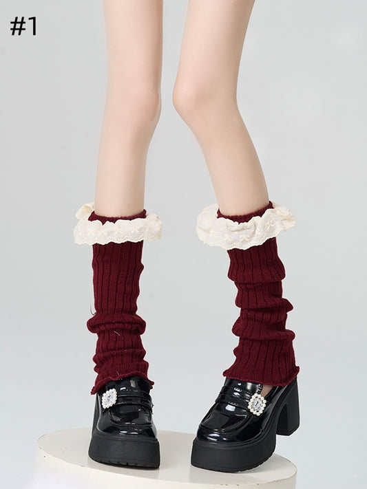 赤いレーストリムのニットレッグウォーマー