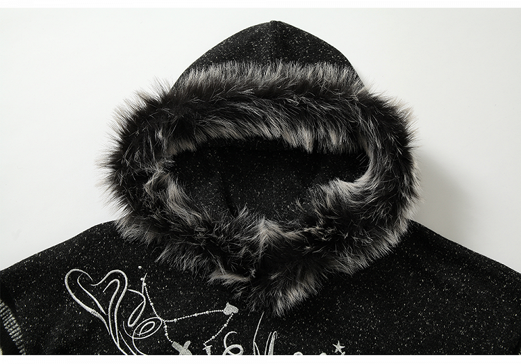 Schwarz-weißer Kapuzenpullover mit Plüschbesatz und gestreiften Ärmeln