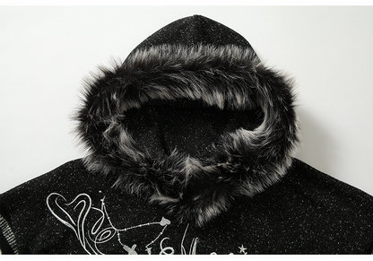 Schwarz-weißer Kapuzenpullover mit Plüschbesatz und gestreiften Ärmeln