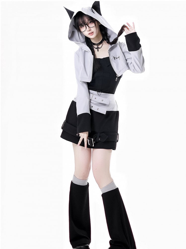 ブラックのポインテッドフラットカラーニットストラップレストップス