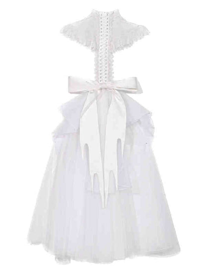 Weißes Dreieckstuch mit Schnürung am Rücken, großer Schleife und mehrlagiger Schleppe