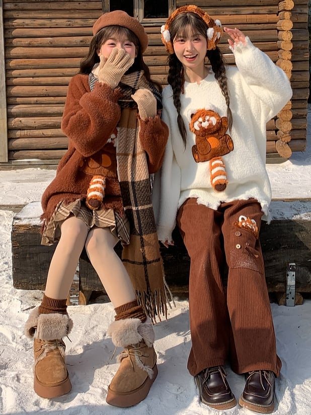 白い可愛いレッサーパンダのディストレストリムのルーズセーター