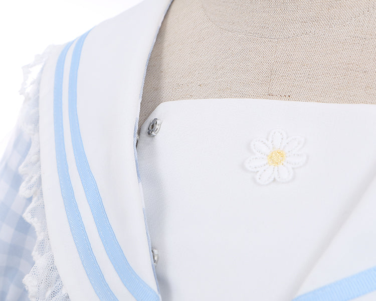 Hellblauer Matrosenkragen, weiße Gänseblümchen, kariertes süßes Kleid mit Schleifendetails