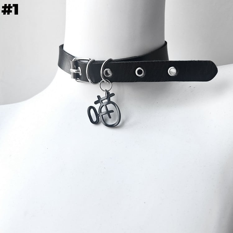 Schwarzes Halsband mit Schnalle und Anhänger aus Knochen/Glocke/Katzenpfote