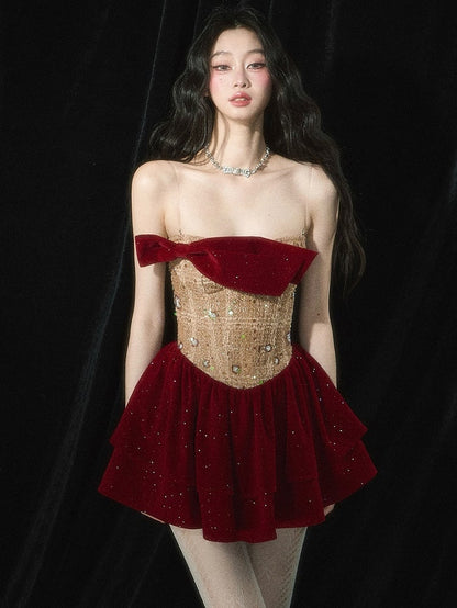 Weinrotes, strassverziertes Tweed-Patchwork-Mieder mit Stufenrock und trägerlosem Kleid