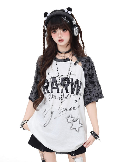 ホワイト ディストレスト ホールズ スターバックル グラフィック Tシャツ