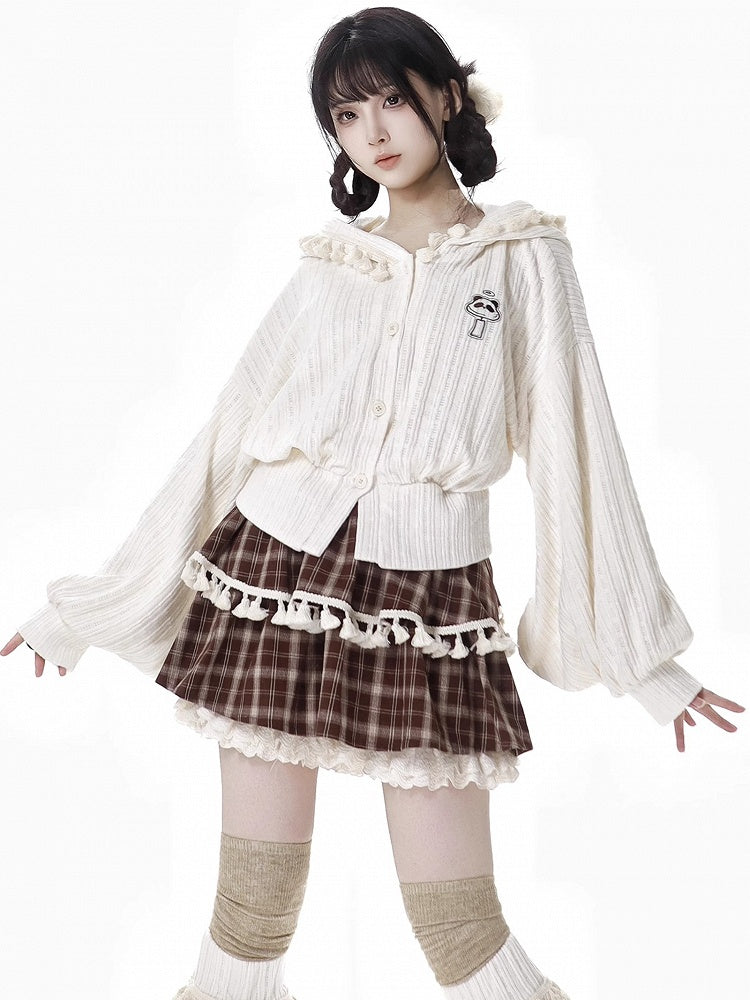 ブラウンのチェック柄ティアードスコート、フリル袖口、フリンジトリム