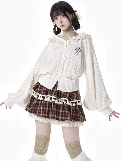 ブラウンのチェック柄ティアードスコート、フリル袖口、フリンジトリム