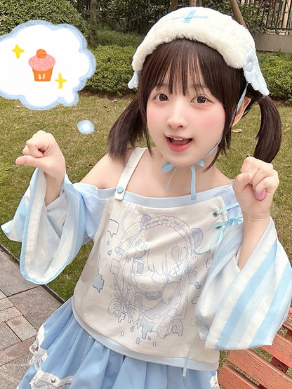 Blau-weißes Top mit asymmetrischem Ausschnitt und gestreiften Glockenärmeln