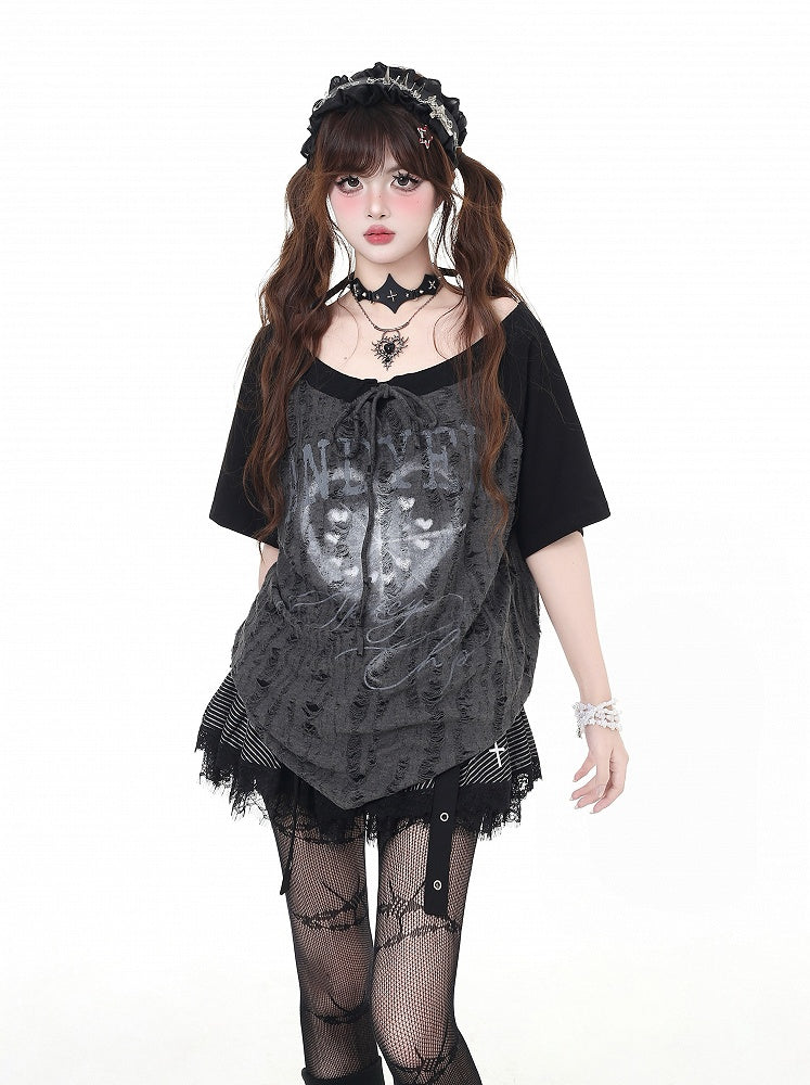 グレーのネックライン、ダメージ加工の穴、カラーブロックデザイン、セルフタイストラップ、ブラックとグラフィックのTシャツ